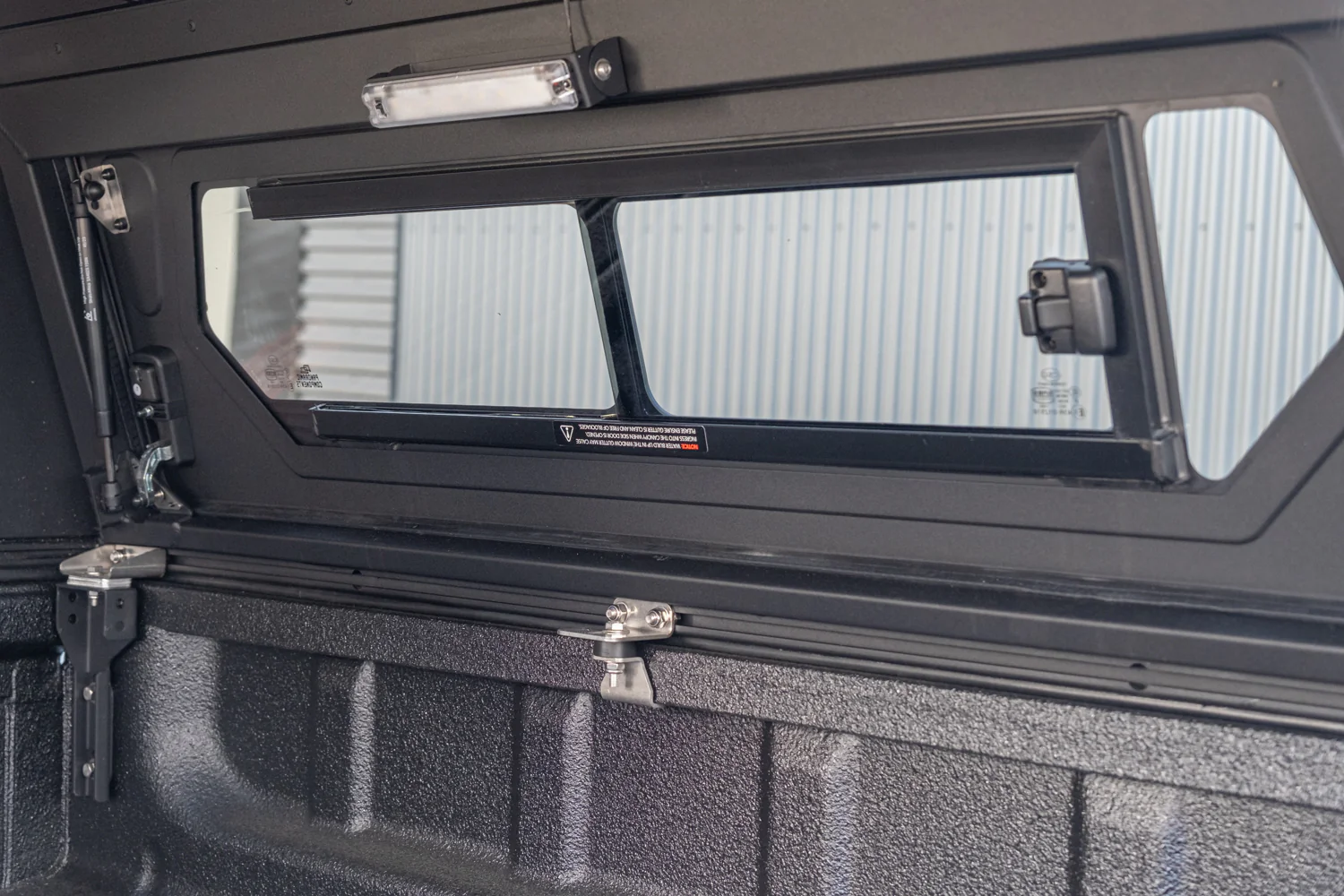 Hardtop Alu-Cab Contour Isuzu D-Max 2020 à Présent Double Cab - Image 7