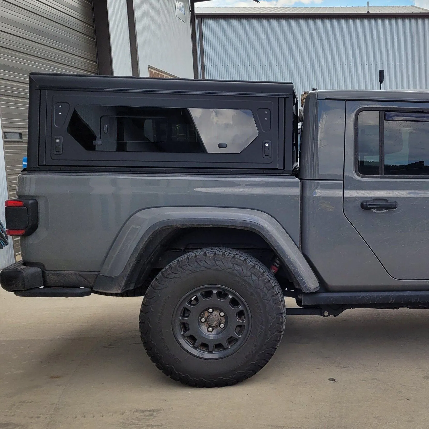 Hardtop Jeep Gladiator JT 2019+ | Alu-Cab Contour | Aluminium Noir - Image 25