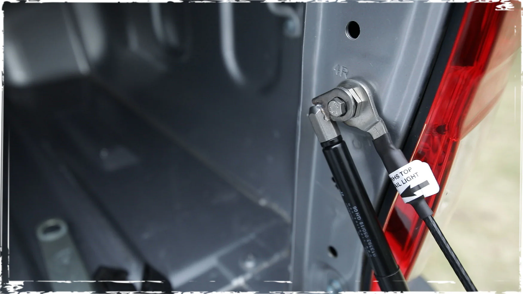 Kit Amortisseur Hayon EZDown Toyota Hilux Revo/Invincible - Image 5