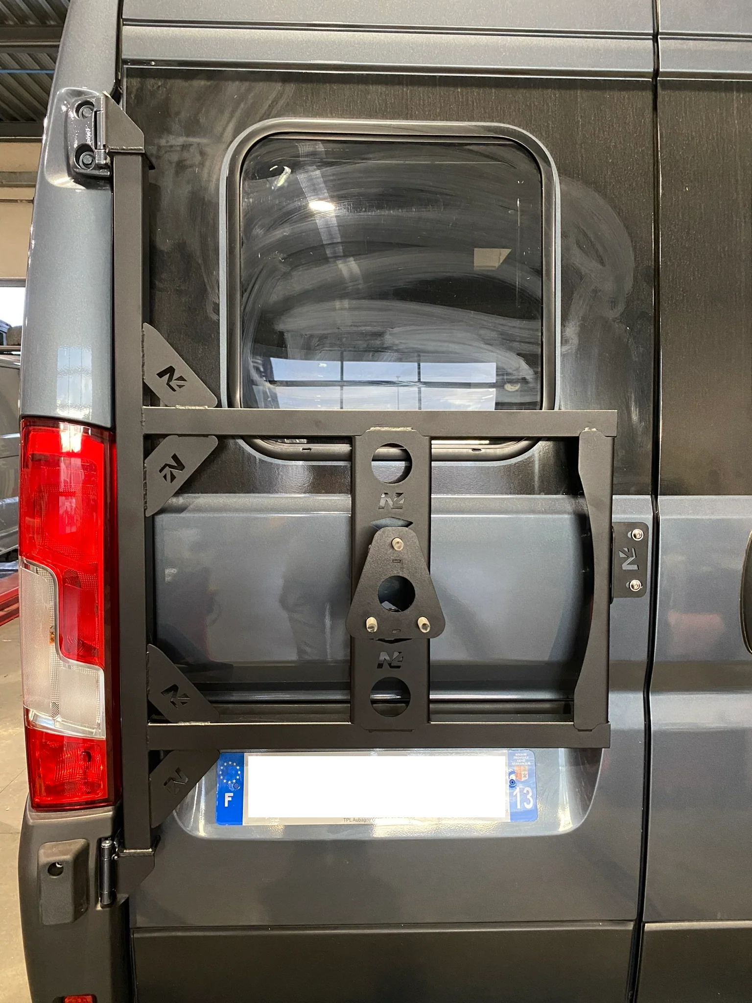 Porte roue de secours en inox sur porte arrière gauche Fiat Ducato-Campeo N4-Offroad - Image 2