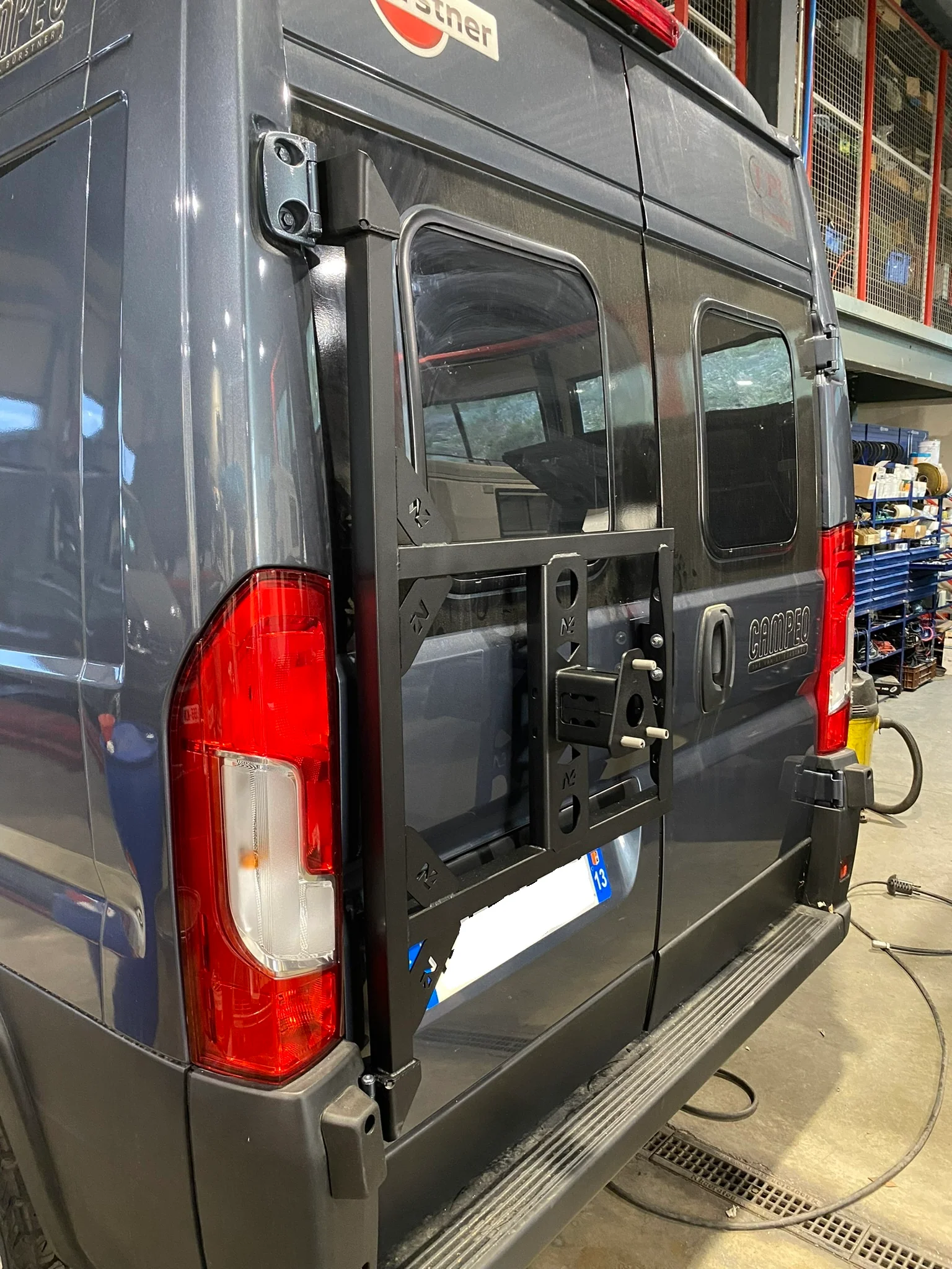 Porte roue de secours en inox sur porte arrière gauche Fiat Ducato-Campeo N4-Offroad - Image 3