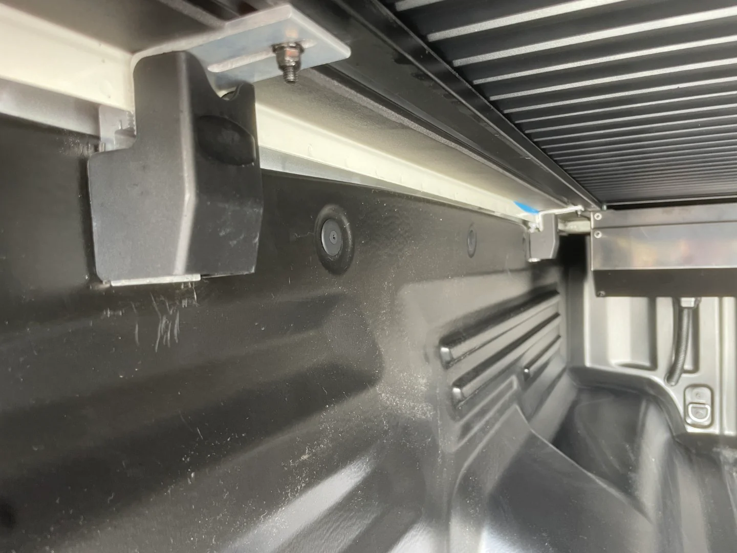 Rideau de Benne Top-Roll Manuel LINE4X4 Double Cab - Image 15