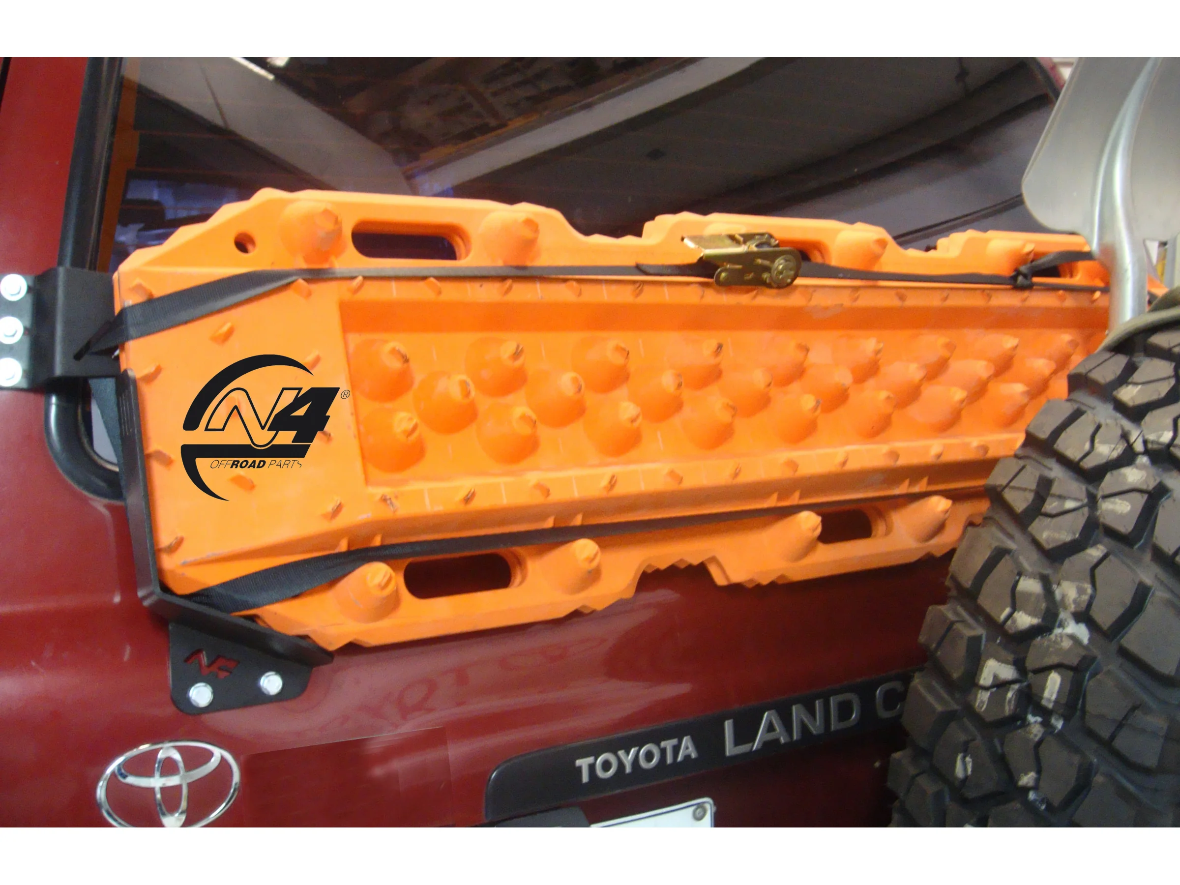 Support de plaques à sable Maxtrax sur le hayon pour Toyota HDJ80 N4-Offroad - Image 4